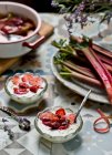 Yogurt with baked strawberries and rhubarb - foto de stock