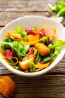 Winter salad with baked halloumi and beetroot pesto — Stock Photo