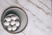 Uova bianche in ciotola su marmo — Foto stock
