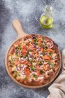 Pizza mit Räucherlachs oben — Stockfoto