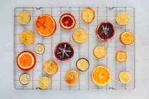 Arance essiccate al forno, arance rosse, fette di lime e limone — Foto stock