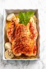 Pollo con paprica affumicata, coriandolo, alloro e miele, pronto per la tostatura — Foto stock