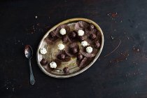 Chocolates veganos de trufa hechos de manteca de karité, chocolate, crema de soja y ron - foto de stock