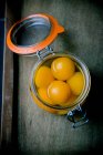 Abricots conservés dans un pot en verre ouvert — Photo de stock