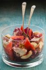 Свежий салат с фруктами и овощами — стоковое фото