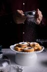 Пиття печива Linzer з цукровою пудрою — стокове фото