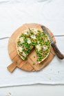 Pea tart with green beans, goat's cheese and pine nuts — Stock Photo