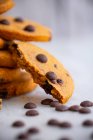 Primer plano de galletas de chispas de chocolate - foto de stock