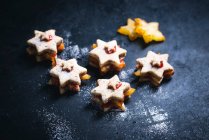 Vegan almond biscuits filled with star-fruit and jam — Stock Photo
