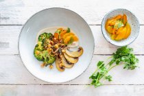 Gebratener Brokkoli mit Portobello-Pilzen, Chili-Aprikosen und Hummus (vegan)) — Stockfoto