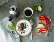 Café da manhã saudável com ingredientes para almoço e bebida — Fotografia de Stock