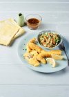 Хрустящая полента с летним салатом и соусом тахини — стоковое фото