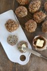 Hausgemachte glutenfreie Hafer- und Kürbiskernrollen mit Butter — Stockfoto