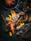 Meeresfrüchte, frisch und gekocht, mit Orangen und Gewürzen — Stockfoto