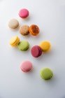 Diversi macaron colorati isolati su sfondo bianco — Foto stock