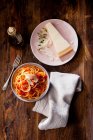 Primer plano de deliciosos espaguetis con salsa de tomate - foto de stock