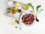 Salade de légumes rapide avec vinaigrette au citron — Photo de stock