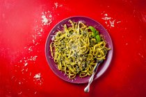 Tagliatelle al pesto, basilico e parmigiano — Foto stock
