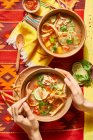 Sopa mexicana com tortilhas e limão — Fotografia de Stock