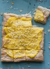 Páscoa limão coalhada torta de massa folhada coberto com pérolas de açúcar — Fotografia de Stock