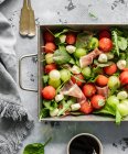 Salat mit Melone und Schinken — Stockfoto