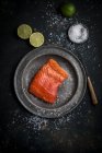 Raw salmon fillet with sea salt on a metal plate — Fotografia de Stock