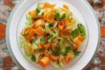 Ensalada creativa de zanahoria y pepino - foto de stock