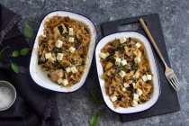 Cuocere la pasta con pollo, pomodori secchi, spinaci e feta — Foto stock