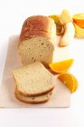 Домашній білий хліб, нарізаний на обробній дошці — стокове фото