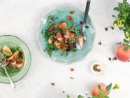 Крупним планом знімок ракетно-персикового салату — стокове фото