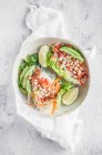 Vegane Salatwickel gefüllt mit Reisnudeln Vermicelli, Paprika, Karotten, Avocado, Sriracha und Pinienkernen — Stockfoto
