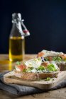 Brot mit Frischkäse, Schinken, Frühlingszwiebeln und Mozzarella — Stockfoto