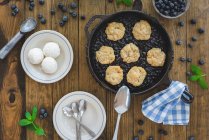 Blueberry Grunt, Dessert aus Blaubeeren mit Zutaten — Stockfoto