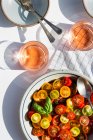 Ensalada de tomate colorida servida con una bebida - foto de stock