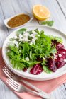 Grüner Salat mit gerösteten Rüben, Mizuna und Feta — Stockfoto