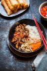 Sticky sesame beef with rice and vegetables — Foto stock