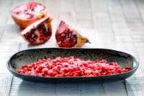 Nahaufnahme von köstlichen Granatapfelkernen in einem Gericht — Stockfoto