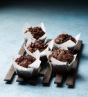 Nahaufnahme von Schokoladenmuffins auf Blau — Stockfoto