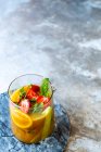 Cocktail punch in brocca di vetro con vari frutti — Foto stock