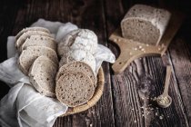 Pain et petits pains sans gluten dans le panier — Photo de stock