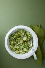 Салат з солоним огірком з кропом та насінням гірчиці — стокове фото