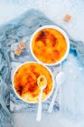 Десерты из крем-брюле в керамических мисках — стоковое фото