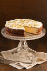 Gâteau au fromage avec meringue et fruits de la passion — Photo de stock