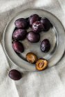 Plan rapproché de délicieuses prunes sur plaque métallique — Photo de stock
