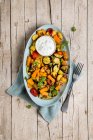 Gebackenes Gemüse mit Kräuterjoghurt und karamellisierten Walnüssen — Stockfoto
