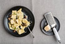 Pappardelle с грибами и сыром пармезан — стоковое фото
