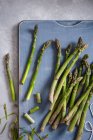 Asparagi verdi freschi sul tavolo di legno — Foto stock