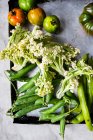 Свіжі зелені овочі для випічки на листку плити — стокове фото