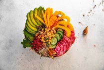 Овощной миске с горохом и инжиром — стоковое фото