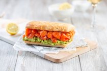Бутерброд з копченим лососем та авокадо — стокове фото